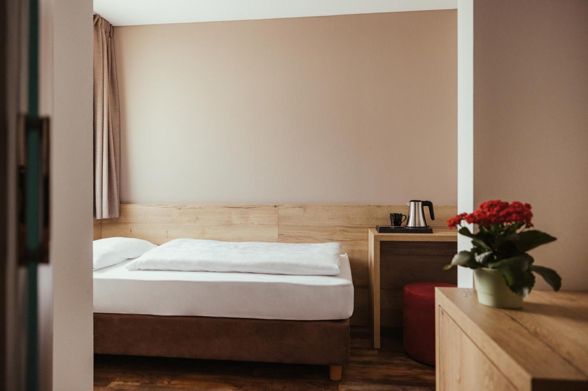 Hotel Leonard Нова-Поненте Екстер'єр фото
